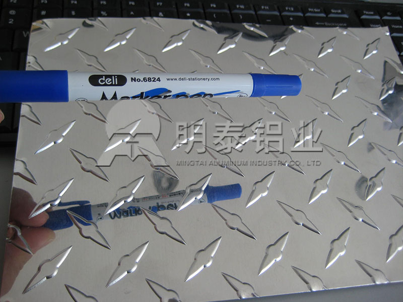 3003-H22花纹铝板_工具箱用指针型花纹铝板多少钱一吨？